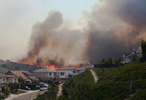 brush-fire-near-homes-800x550