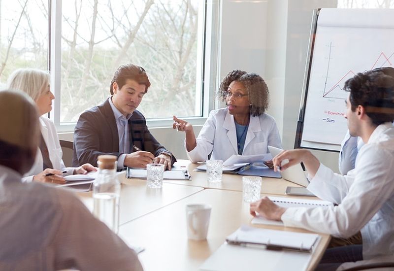 doctors-in-a-conference-800x550