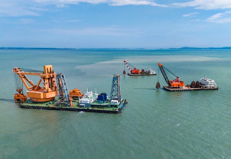 large-offshore-dredging-ship-800x550