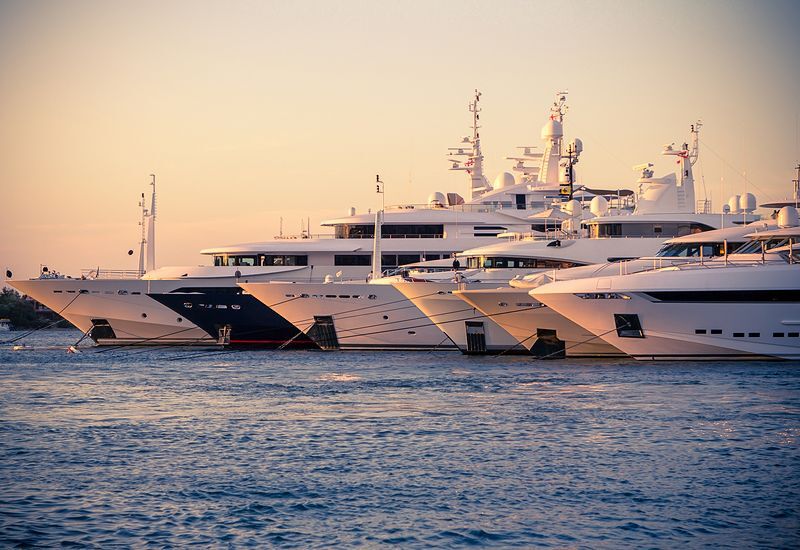 luxury-yachts-moored-800x550-1