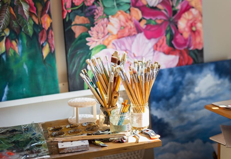 paintbrushes-in-artist-studio-800x550