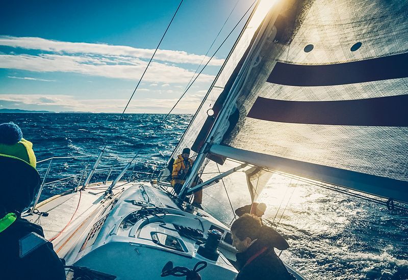sailing-crew-on-sailboat-800x550