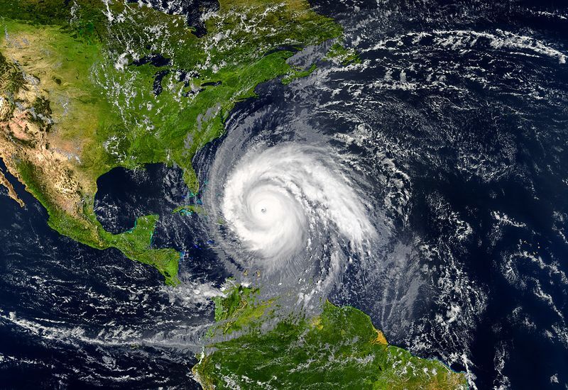 tropical-hurricane-approaching-the-usa-800x550